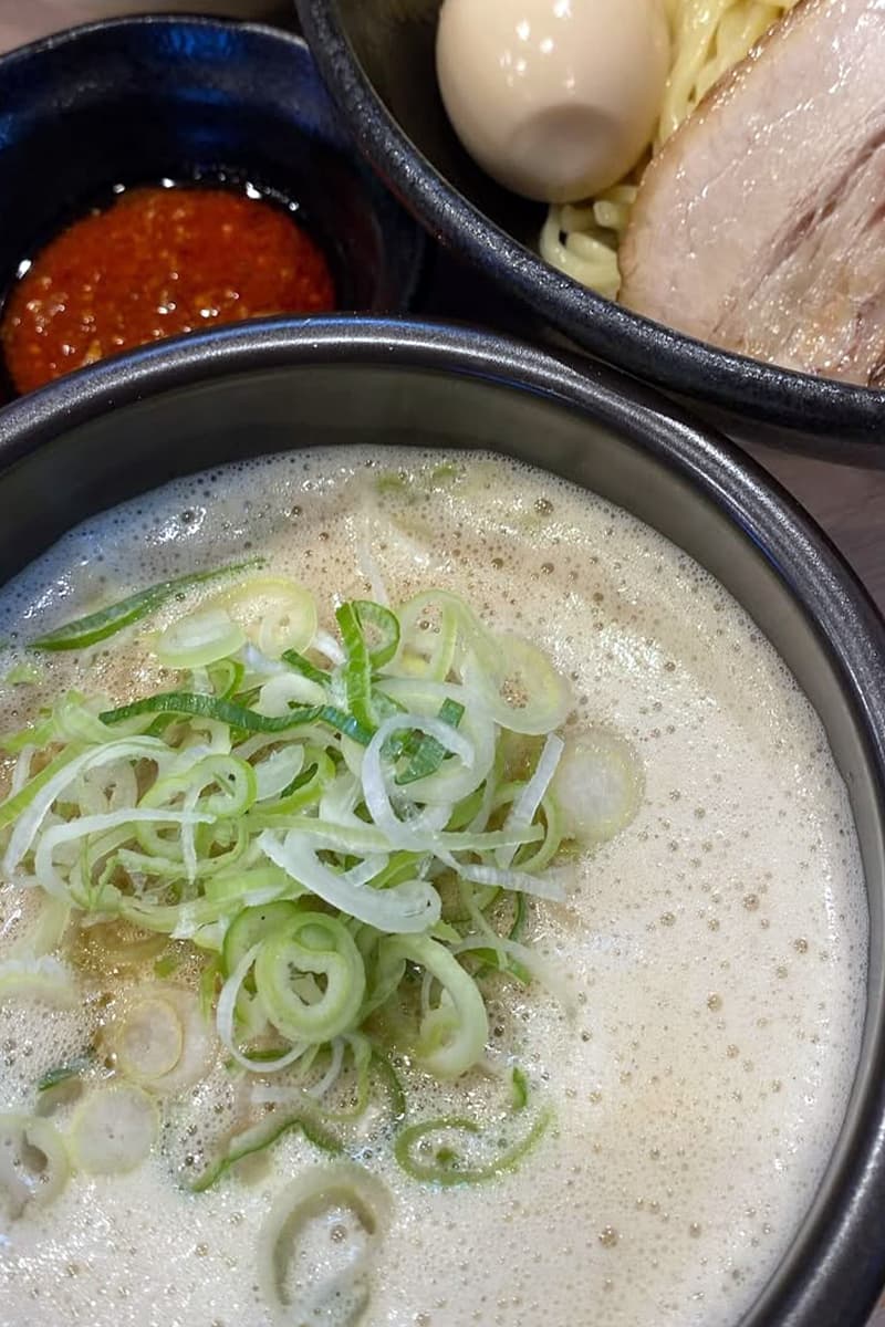 贈り物にも選ばれる赤橙のつけ麺