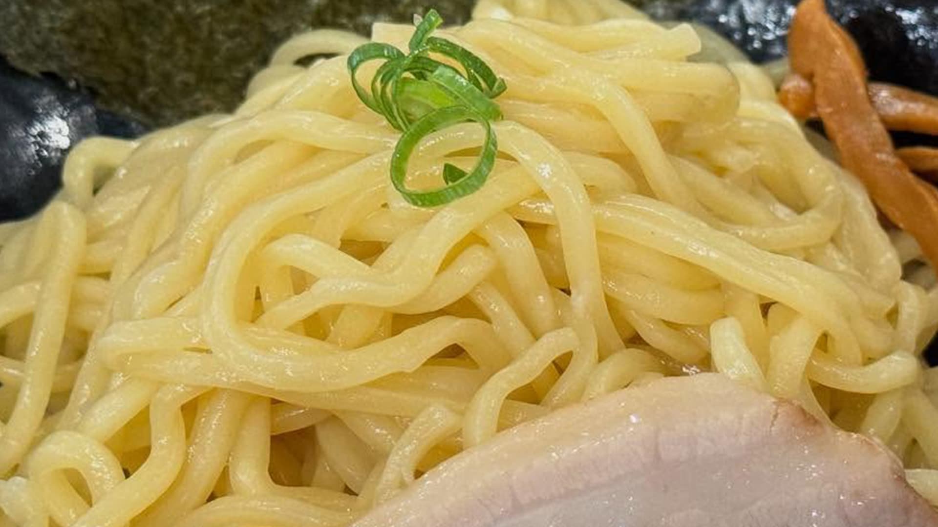 極太麺を茹でる